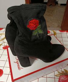Stivaletto nero con rosa n° 37