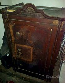Cassaforte Antica in legno e metallo 