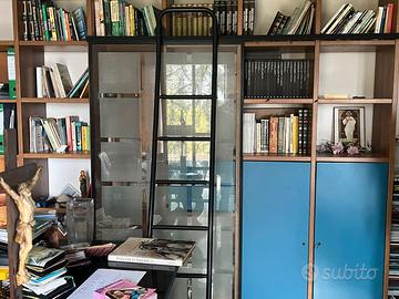 Libreria da parete con scala scorrevole – legno