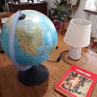 mappamondo e lampada nuovi