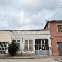 Capannone in zona centrale e servita