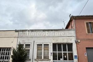 Capannone in zona centrale e servita
