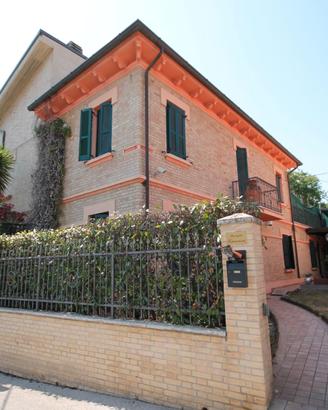 Casa singola in zona residenziale