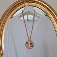 collana all'uncinetto medaglione fiorellini