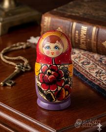 Bambola Matrioska russa in legno dipinta a mano
