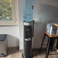 Dispenser d'acqua a boccione