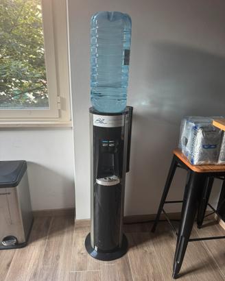 Dispenser d'acqua a boccione