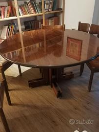Tavolo rotondo con sedie