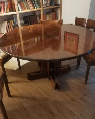 Tavolo rotondo con sedie