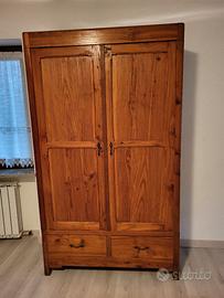 Armadio in larice massello color miele 