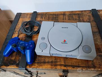 PlayStation 1 con controller compatibile 