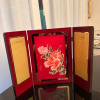 Oggetto di fattura cinese, ricamato in oro