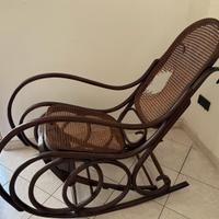 Sedia Dondolo Stile Thonet con poggiagame