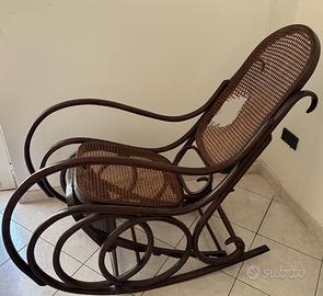 Sedia Dondolo Stile Thonet con poggiagame