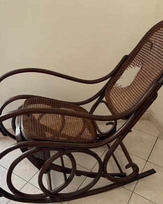 Sedia Dondolo Stile Thonet con poggiagame