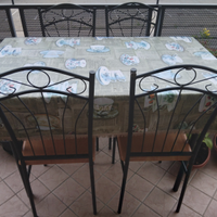 Tavolino con sedie da giardino
