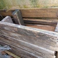 Due bancali in legno come legna da ardere