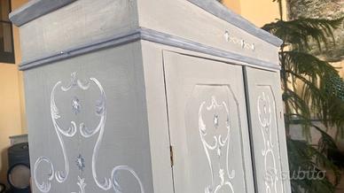 armadio piccolo  cameretta decorato