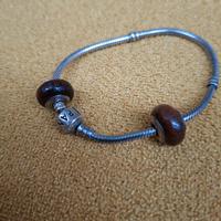 Pandora con 2 charms in legno