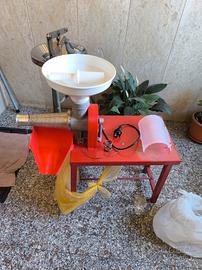 macchinetta schiaccia pomodori 