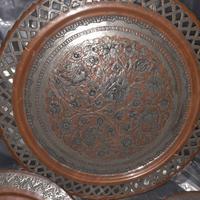 4 piatti da muro e vaso uguale di oltre 100 anni