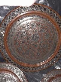 4 piatti da muro e vaso uguale di oltre 100 anni