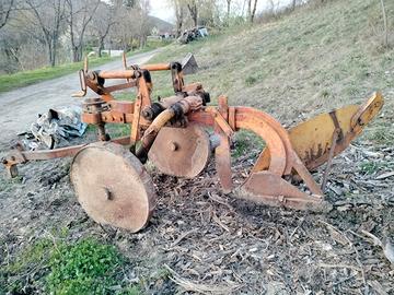 Aratro fuori solco trainato cv. 50/60