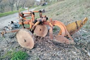 Aratro fuori solco trainato cv. 50/60