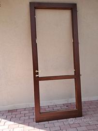 Porta finestra in legno di larice.