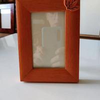 Cornice portafoto in legno arancione con foglia