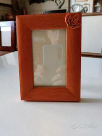 Cornice portafoto in legno arancione con foglia
