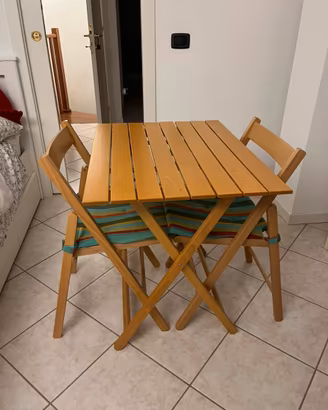 Tavolo e 2 sedie in legno piegabili