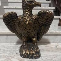 Aquila in gesso di colore oro