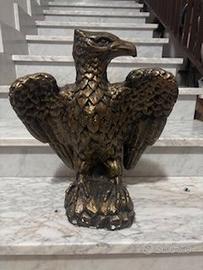 Aquila in gesso di colore oro