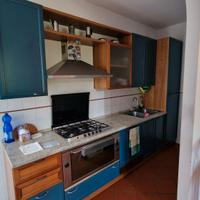 cucina con elettrodomestici