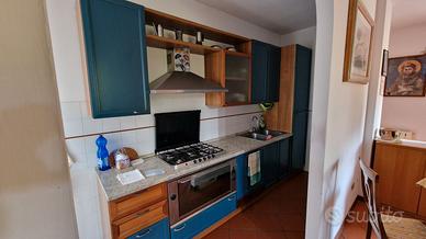 cucina con elettrodomestici