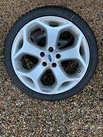 4 gomme con cerchi focus ST 225/40/R18