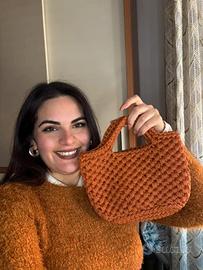 Borsa a mano marrone senape bronzo uncinetto