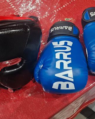 guanti da boxe più casco 