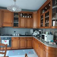 Cucina in legno con panca abbinata 