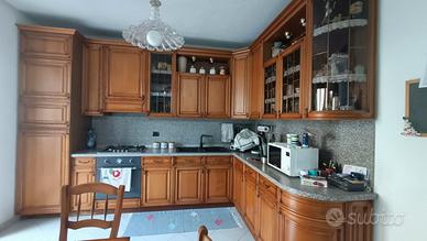 Cucina in legno con panca abbinata 