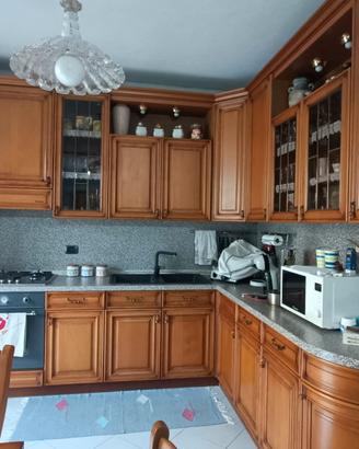 Cucina in legno con panca abbinata 