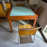 TAVOLO IN LEGNO  ALLUNGABILE+ 4 SEDIE