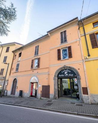 Casa indipendente di 645 m² con più di 5 locali a 