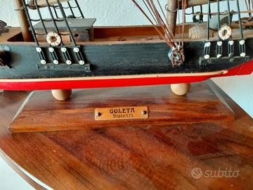 Questo è un modellino in legno di una "Goleta Sigl