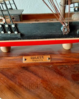 Questo è un modellino in legno di una "Goleta Sigl