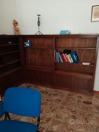 libreria completamente in legno