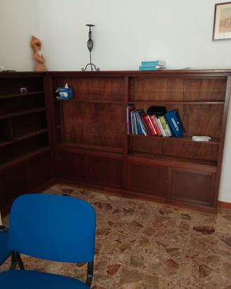 libreria completamente in legno