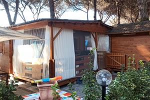 piazzola attrezzata con roulotte e preingresso