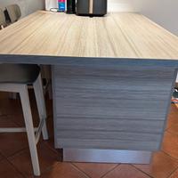 Tavolo a penisola con due sedie